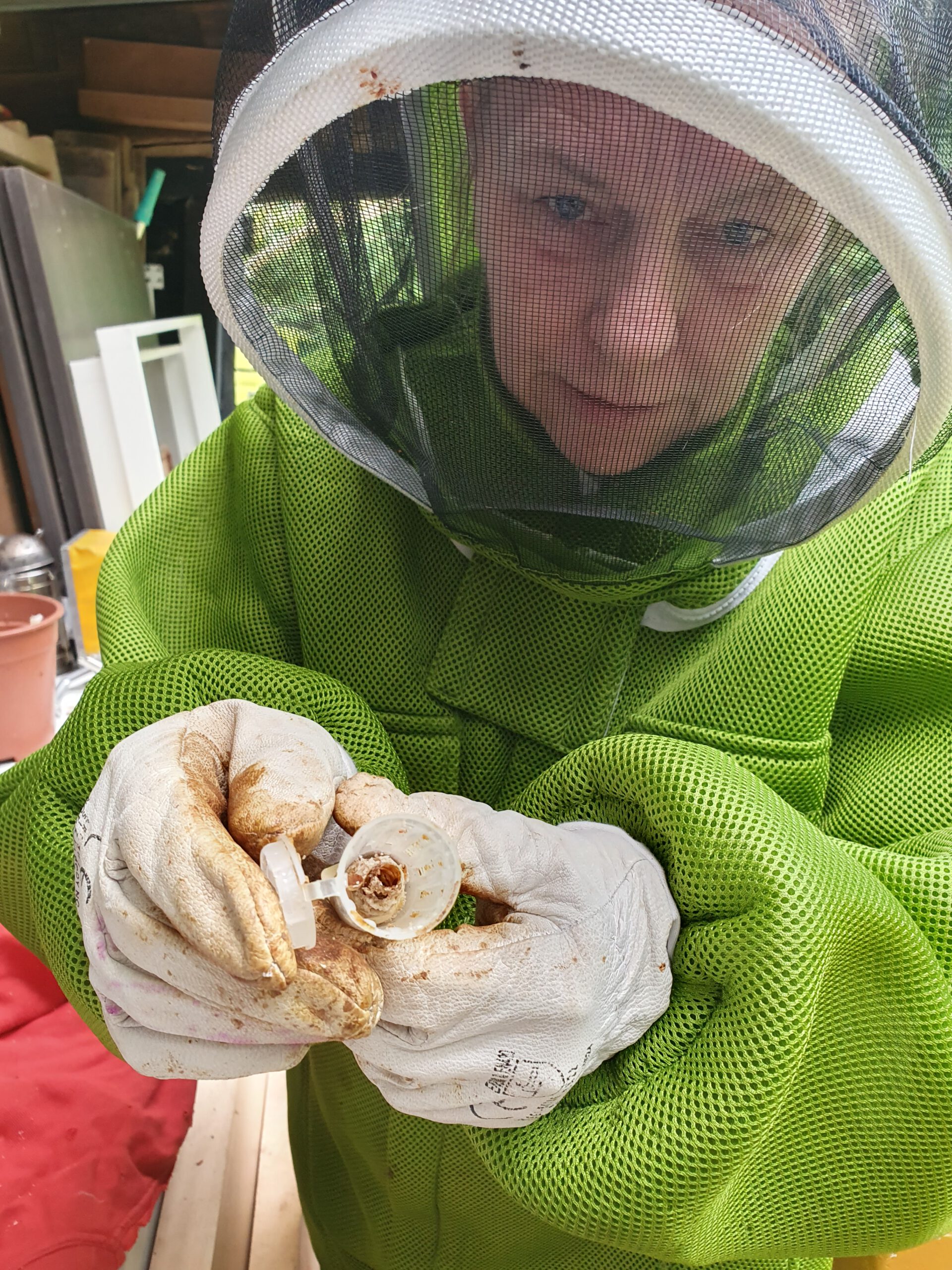 Jonge imker met bijenuitrusting