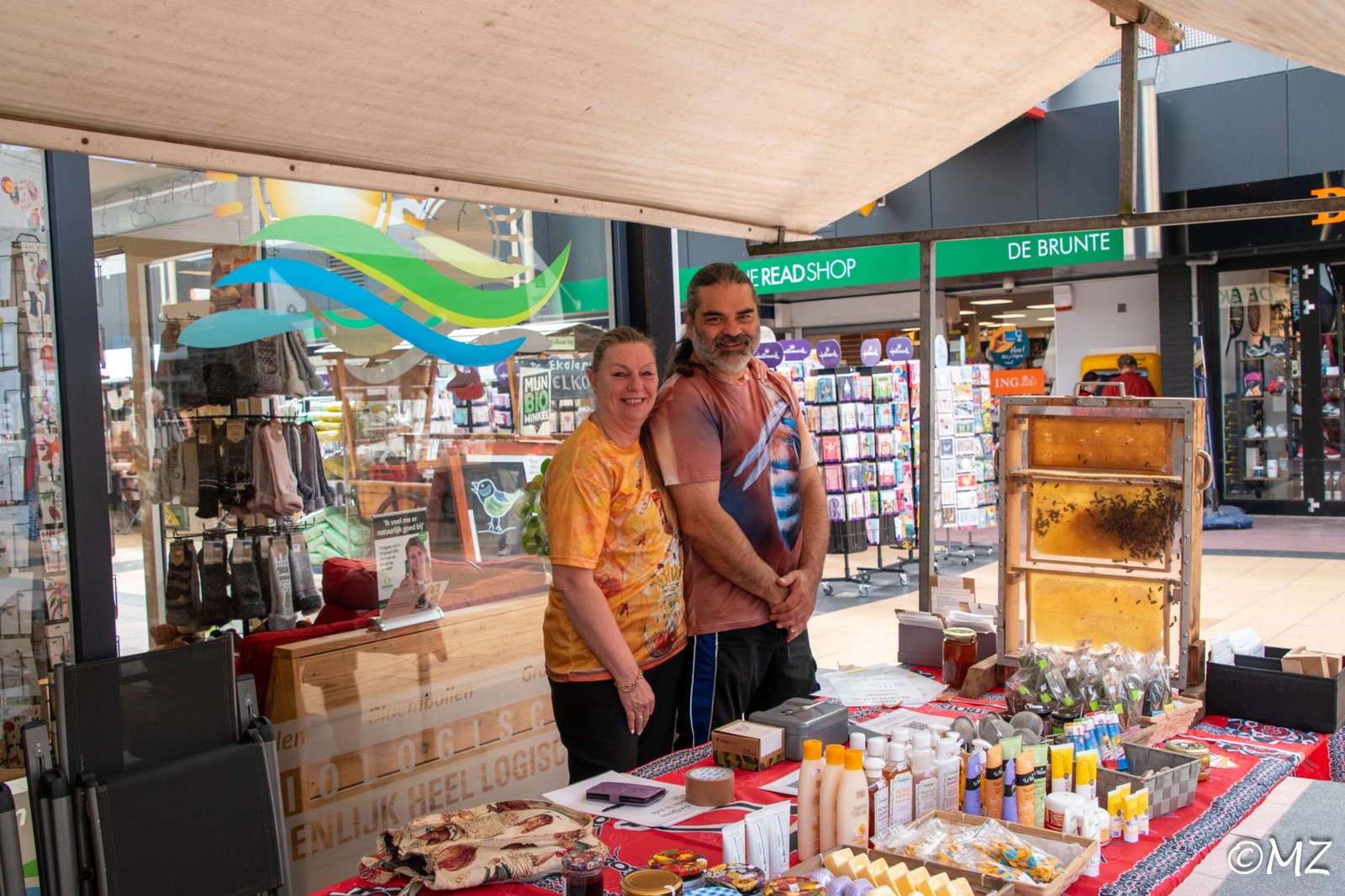 Imkers van DreLou op de markt met honingproducten